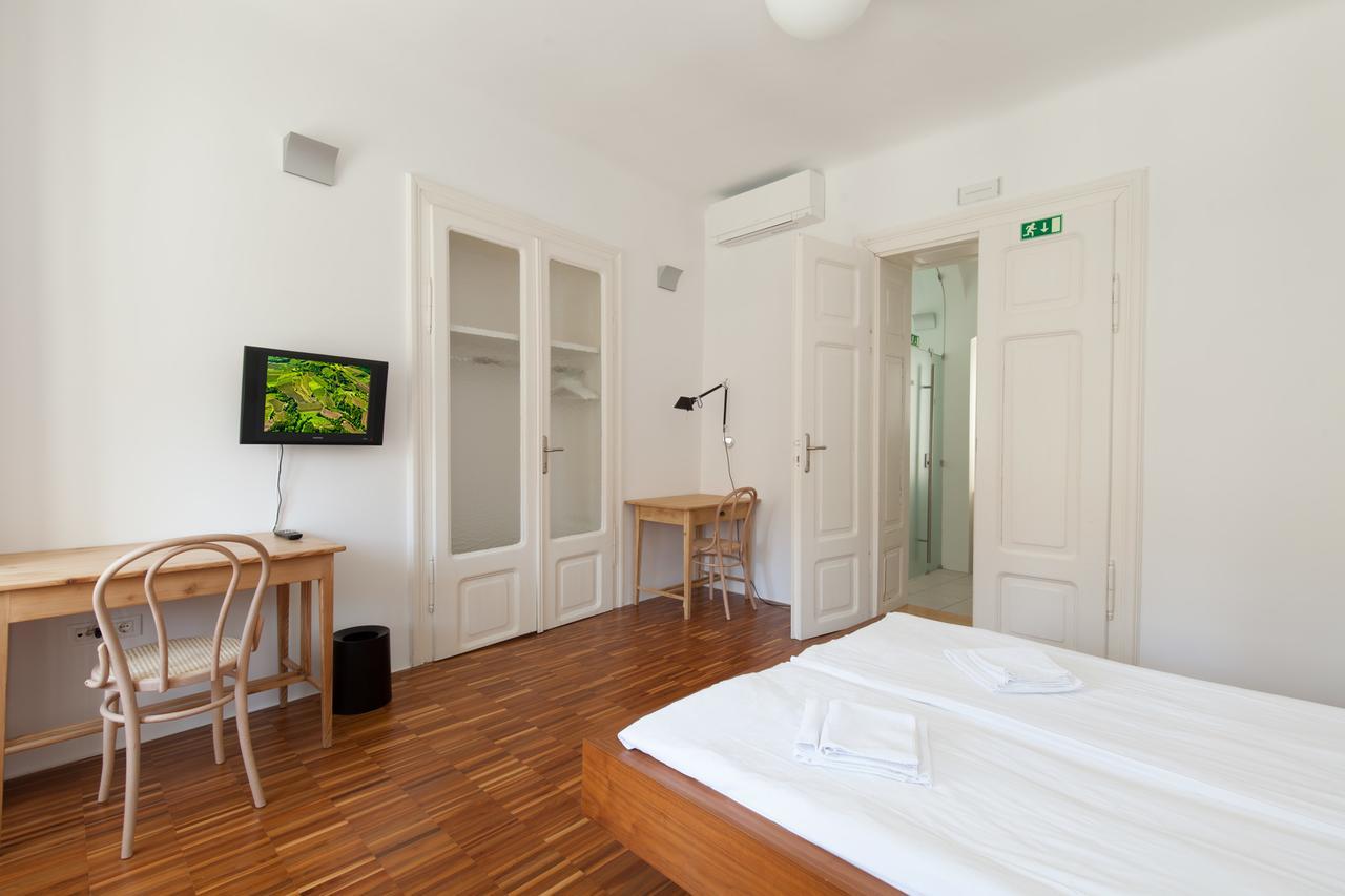 Julija&Robert'S Riverview Apartments And Rooms Ljubljana Exteriör bild